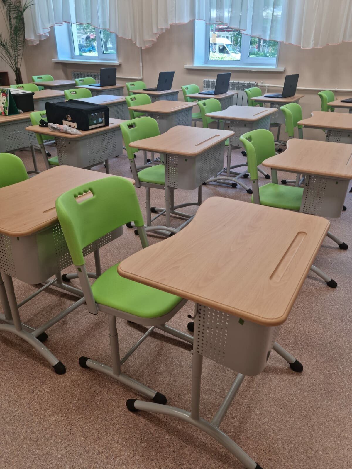 Купить  Комплект №3 и №4 Стол и стул для ученика INMEDIX по лучшей цене с доставкой - интернет-магазин Прогрессивные решения